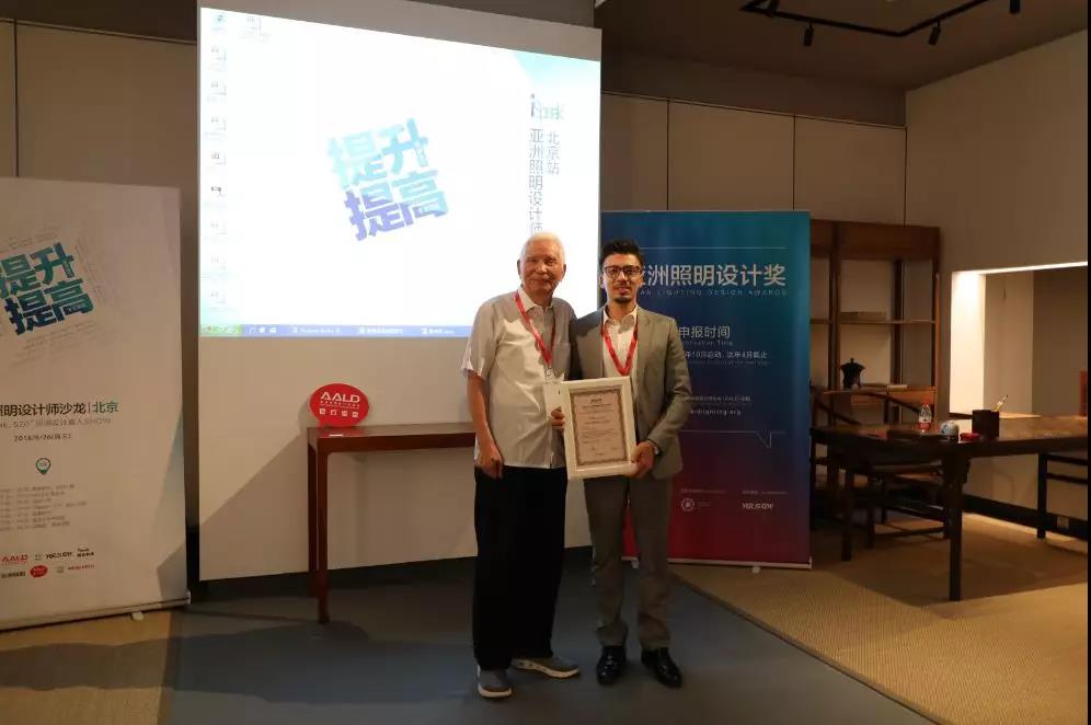 任元會(huì)先生為托馬索頒獎(jiǎng)