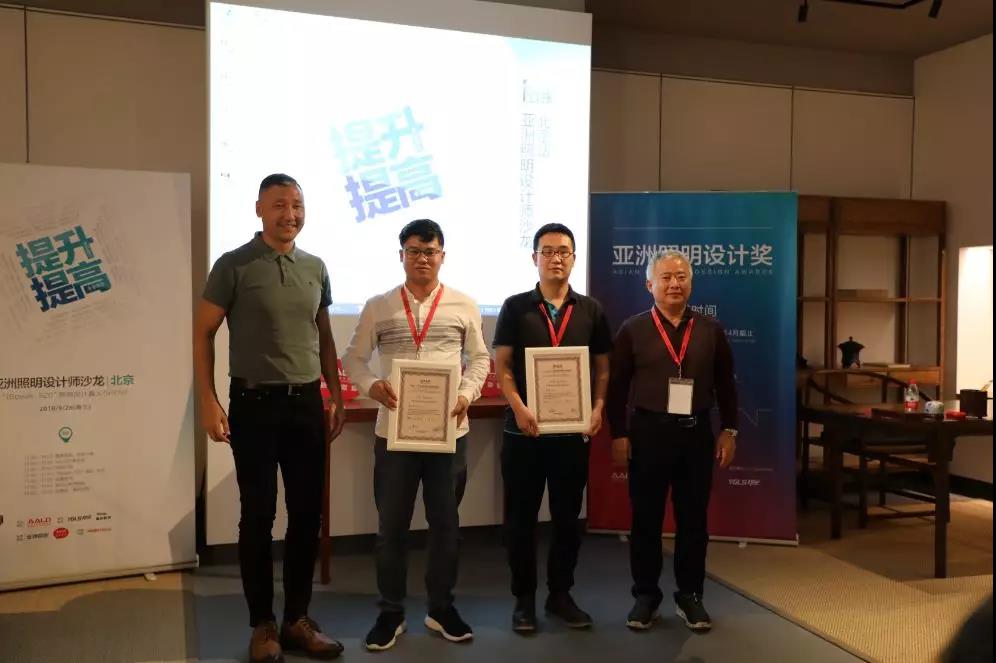 常志剛先生和徐華先生分別為秦敏和劉曉新頒獎(jiǎng)