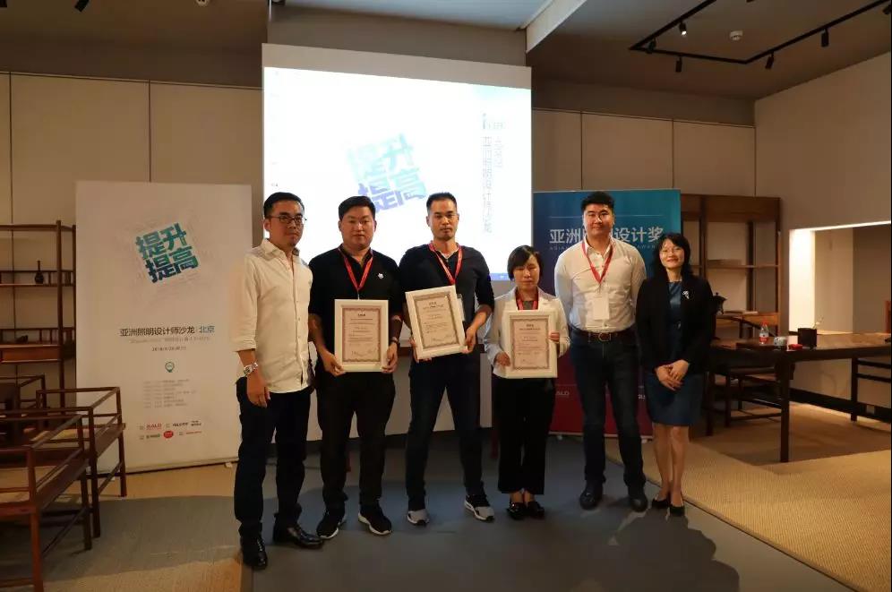 王春龍先生、曾偉云先生和朱月容女士分別為黃曉星、薛剛和郭月華頒獎(jiǎng)