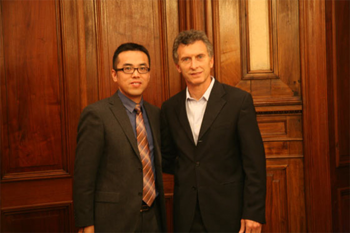 王春龍先生與阿根廷首都市長(zhǎng)馬克里先生合影